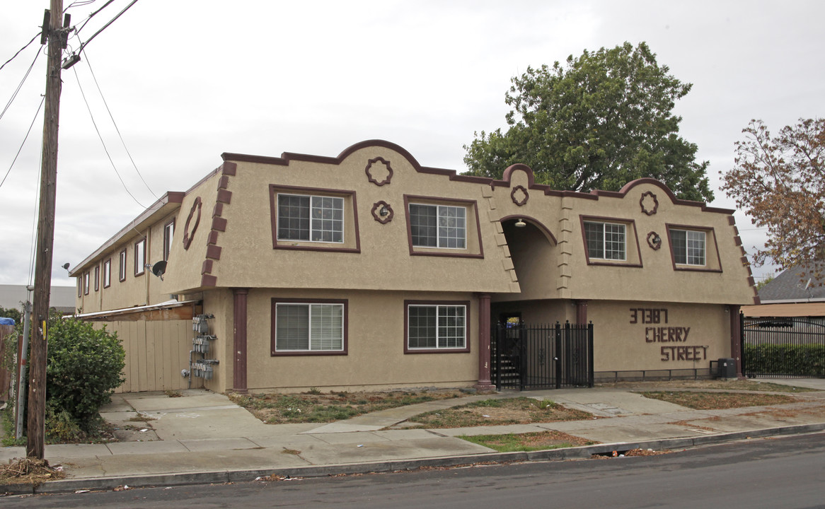 37387 Cherry St in Newark, CA - Foto de edificio