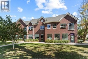 111 Sandwich St S in Amherstburg, ON - Building Photo