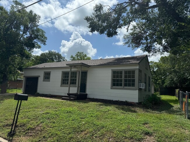 property at 1104 E Sycamore St