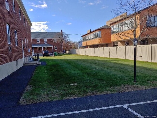 261 Millard St in Fairfield, CT - Building Photo - Building Photo