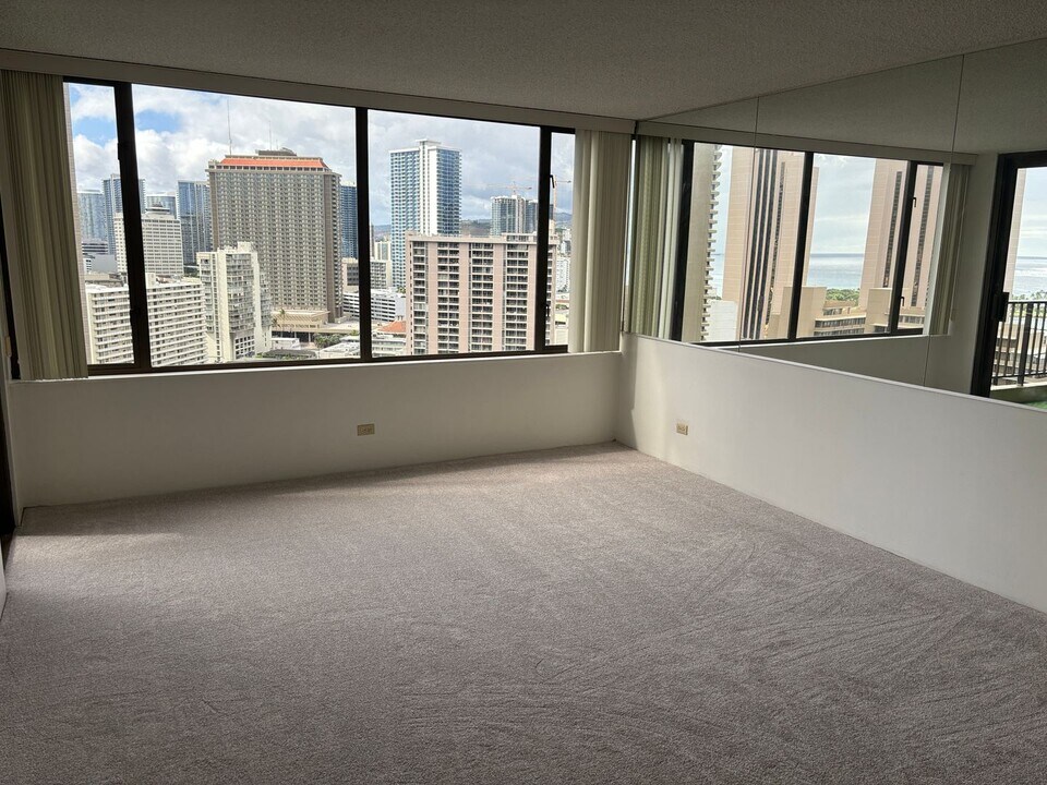 411 Hobron Ln in Honolulu, HI - Building Photo