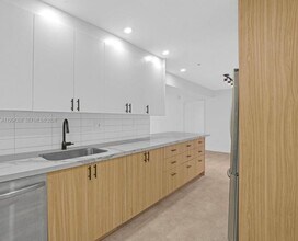 8315 SW 72nd Ave in Miami, FL - Foto de edificio - Building Photo