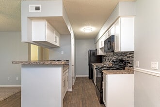 Cimarron Lake Apartments in Sarasota, FL - Building Photo - Interior Photo