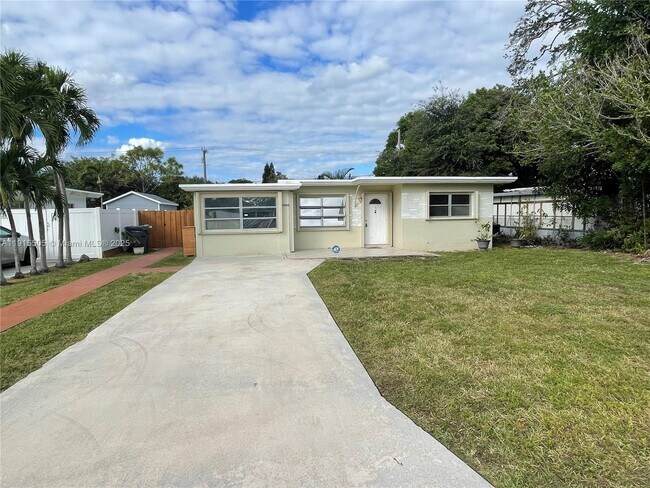 5805 Moseley St in Hollywood, FL - Building Photo - Building Photo