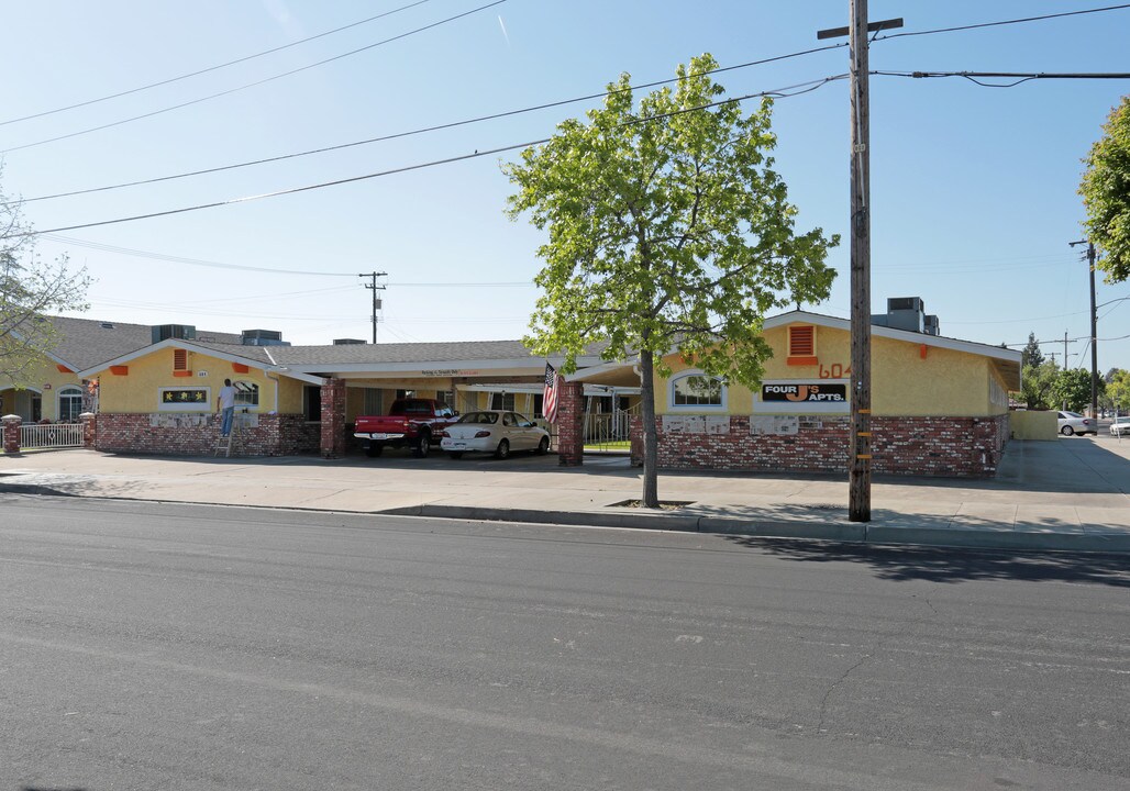 Four J Apartments in Clovis, CA - Building Photo