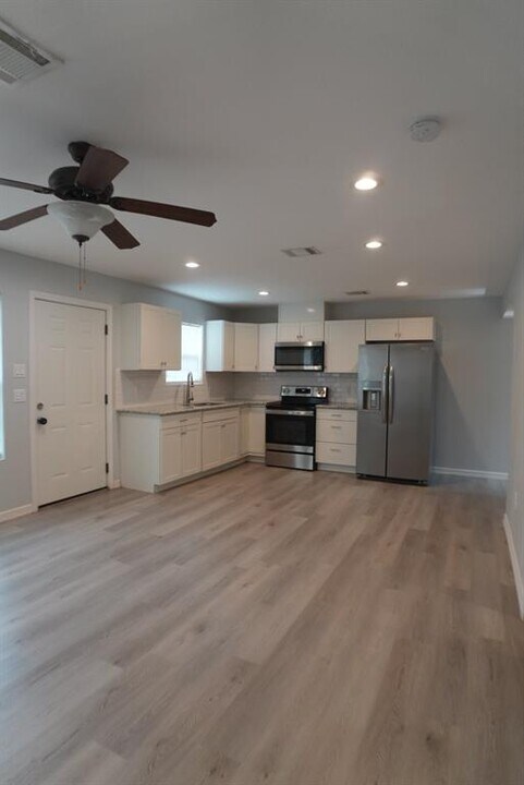 8595 Parkway Dr in Houston, TX - Building Photo