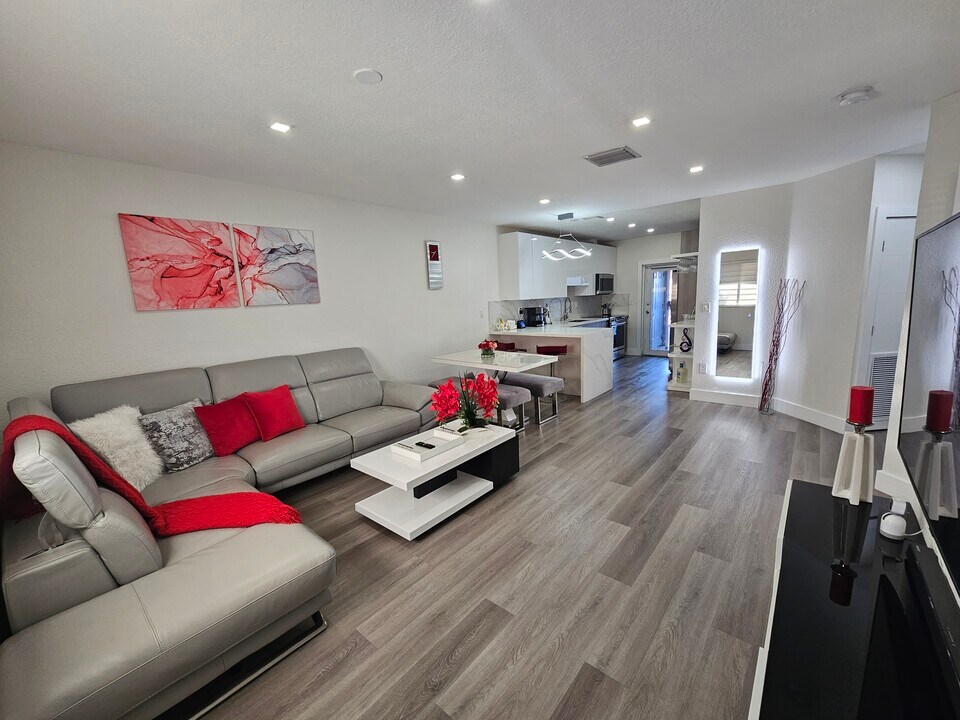 203 E 3rd St in Hialeah, FL - Building Photo