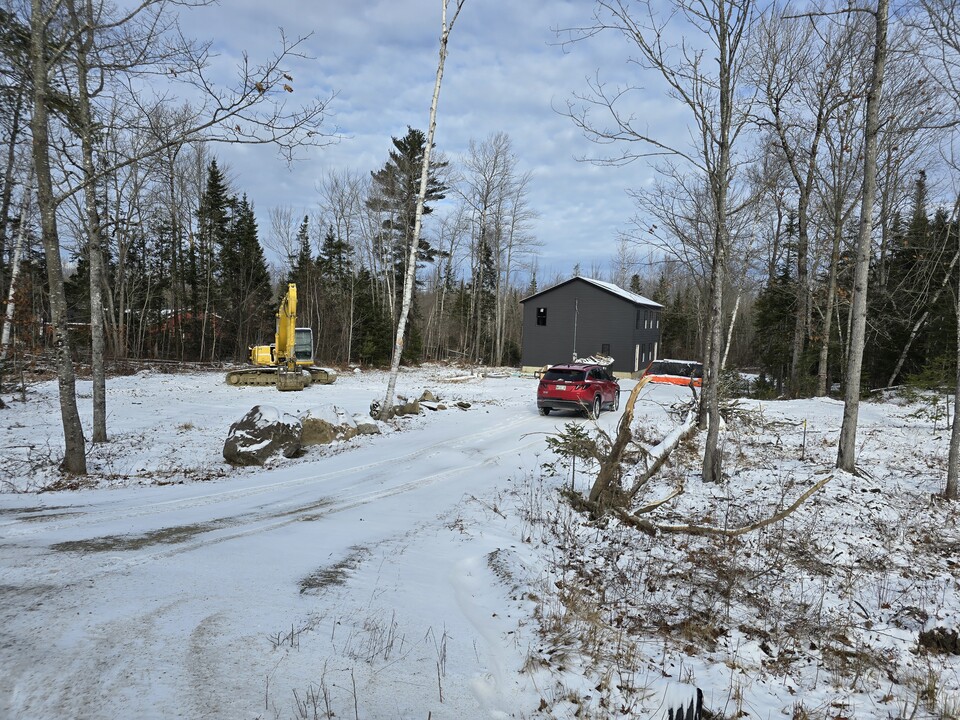 411 Sawyer Rd, Unit 2 in Hampden, ME - Foto de edificio