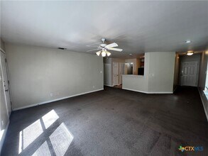 1223 Clyde St in San Marcos, TX - Foto de edificio - Building Photo