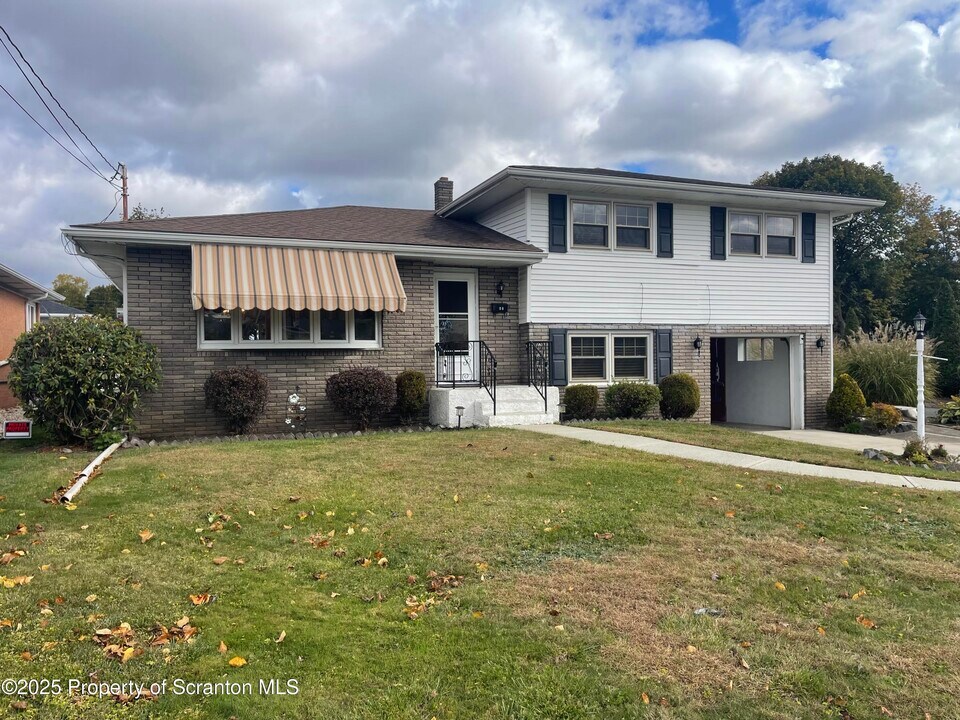708 Woodmere Ave in Olyphant, PA - Building Photo