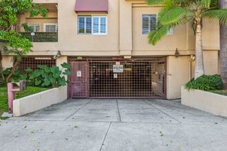 14290 Dickens St, Unit 204 in Sherman Oaks, CA - Foto de edificio - Building Photo