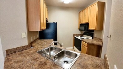 10017 Courtney Palms Blvd in Tampa, FL - Building Photo - Building Photo