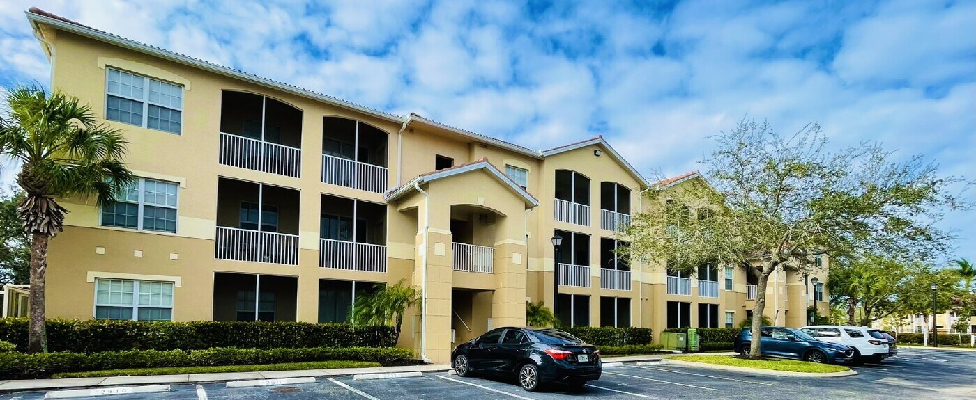 9065 Colby Dr-Unit -2524 in Ft. Myers, FL - Building Photo