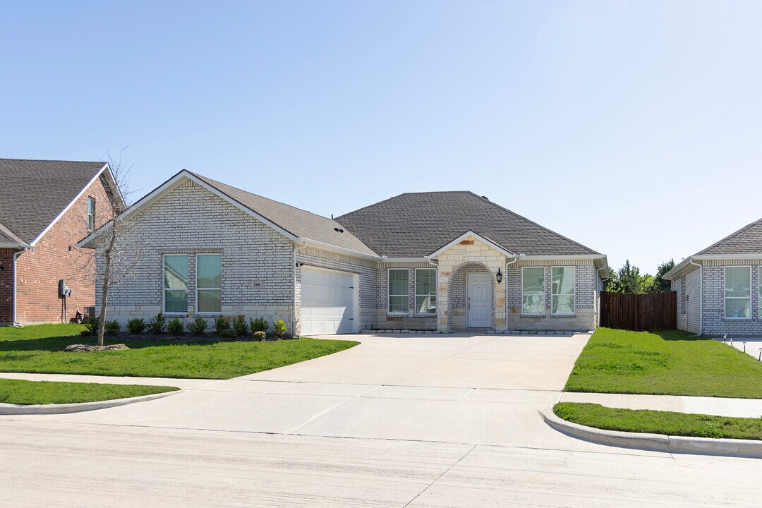 266 Rutgers Ave in Red Oak, TX - Building Photo