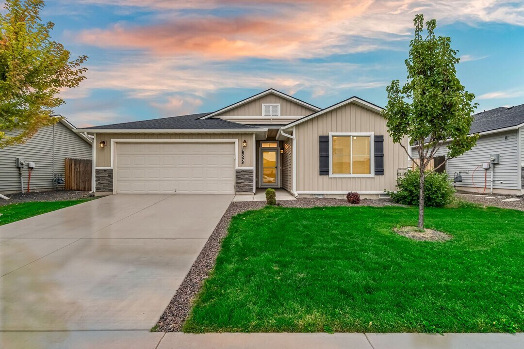 16574 Corrine Ave in Caldwell, ID - Building Photo
