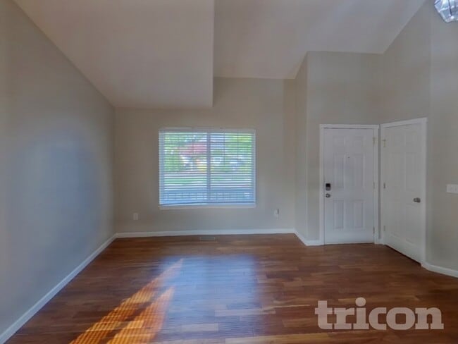 8724 133rd St Ct E in Puyallup, WA - Foto de edificio - Building Photo