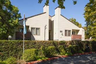 Heritage Oaks Apartments in Carmichael, CA - Building Photo - Primary Photo