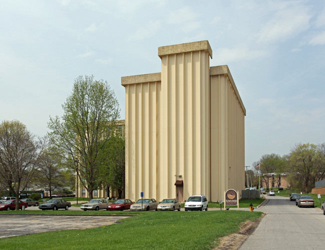 Sunflower Apartments in Shawnee, KS - Foto de edificio - Building Photo