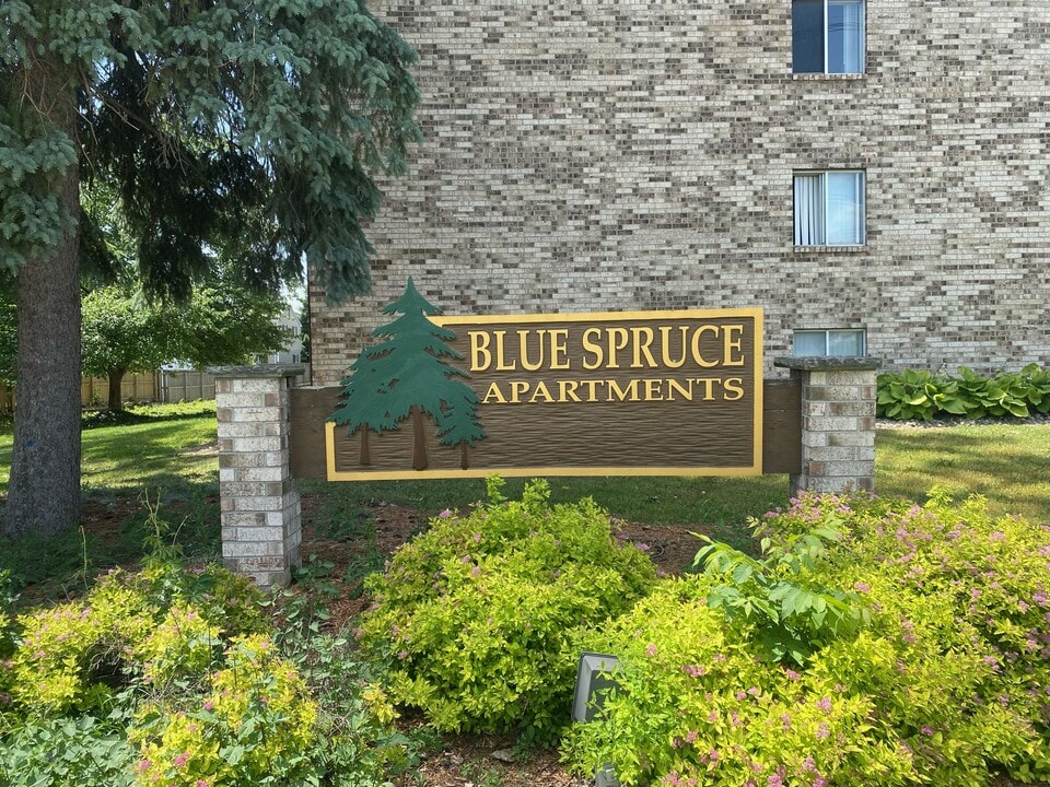 Blue Spruce Apartments in Lansing, MI - Foto de edificio