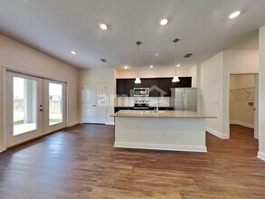 27327 St Andrews Ave in Wesley Chapel, FL - Foto de edificio - Building Photo