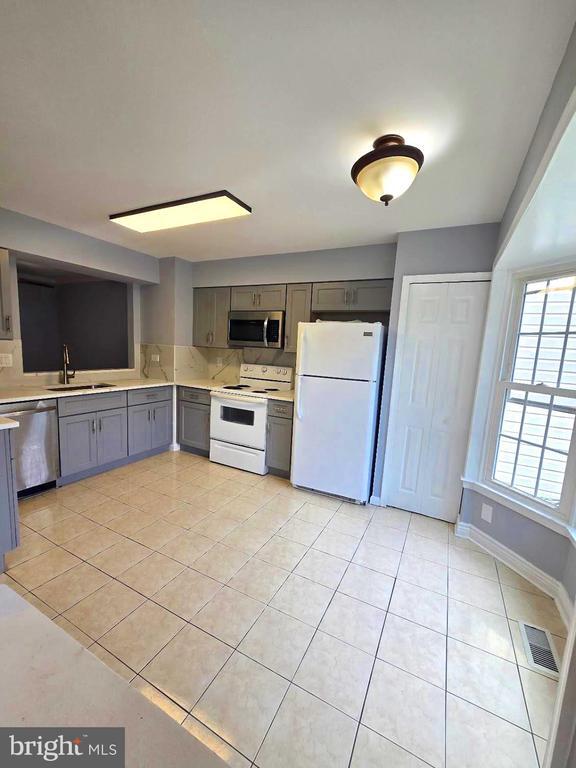 14006 Betsy Ross Ln in Centreville, VA - Foto de edificio - Building Photo