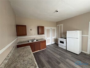 1614 Pinewood Ave in Toledo, OH - Building Photo - Building Photo