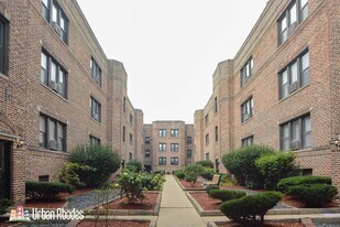 3723 N Pine Grove Ave, Unit J05W in Chicago, IL - Building Photo