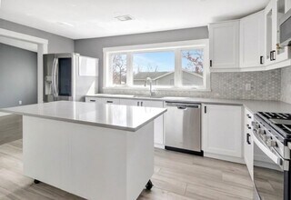 10 Oak St, Unit 2 in Saugus, MA - Foto de edificio - Building Photo