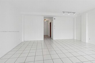1430 Brickell Bay Dr, Unit PH1 in Miami, FL - Building Photo - Building Photo