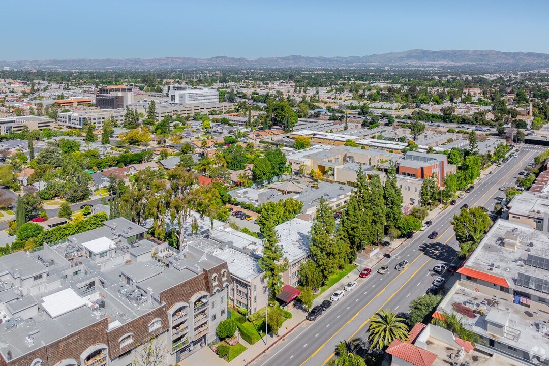 5405 Lindley Avenue in Tarzana, CA - Foto de edificio
