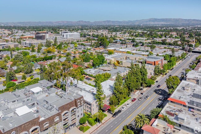 5405 Lindley Avenue in Tarzana, CA - Building Photo - Building Photo