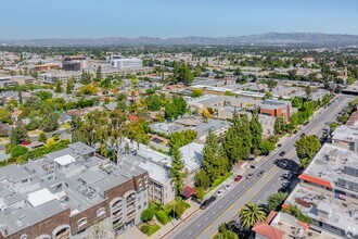 5405 Lindley Avenue in Tarzana, CA - Foto de edificio - Building Photo