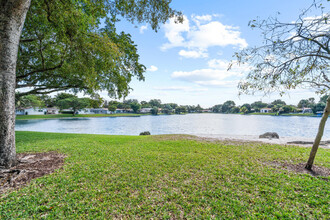 7417 Twin Sabal Dr in Miami Lakes, FL - Building Photo - Building Photo