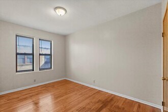 1934 E 74th St in Chicago, IL - Foto de edificio - Building Photo