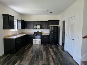 6210 Lacey Oak Dr in Hitchcock, TX - Building Photo - Building Photo