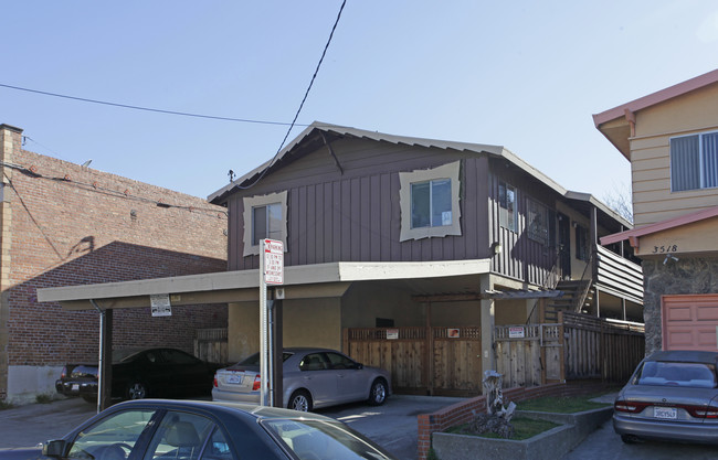 3524 Midvale Ave in Oakland, CA - Foto de edificio - Building Photo