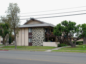 205 Orangewood Ave in Anaheim, CA - Building Photo - Building Photo