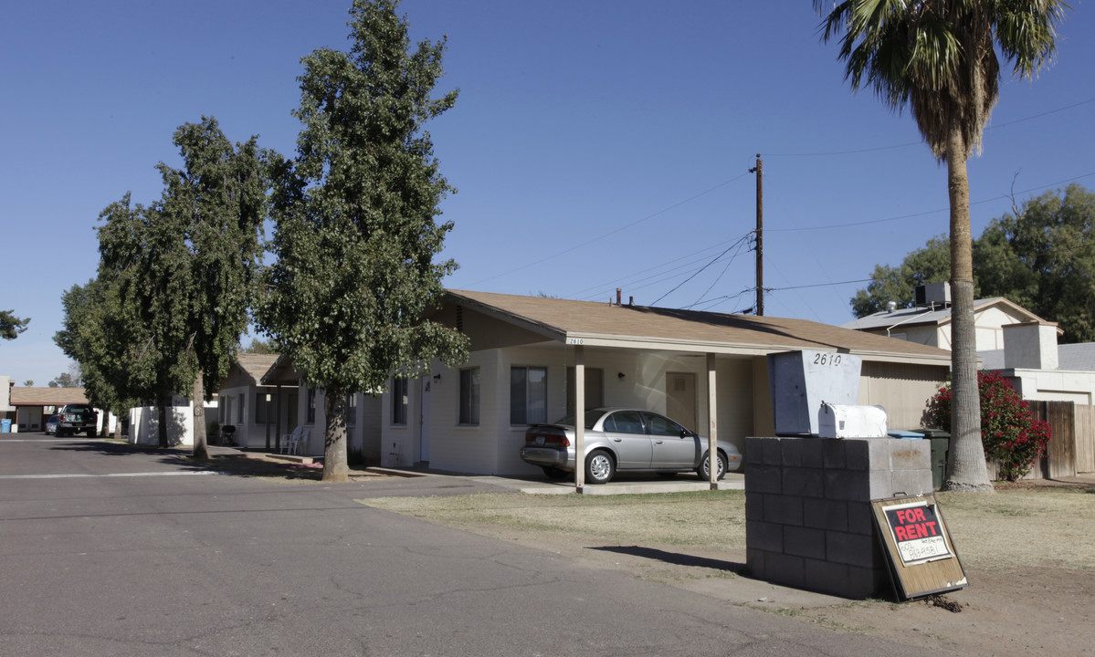 2610 W McLellan Blvd in Phoenix, AZ - Foto de edificio