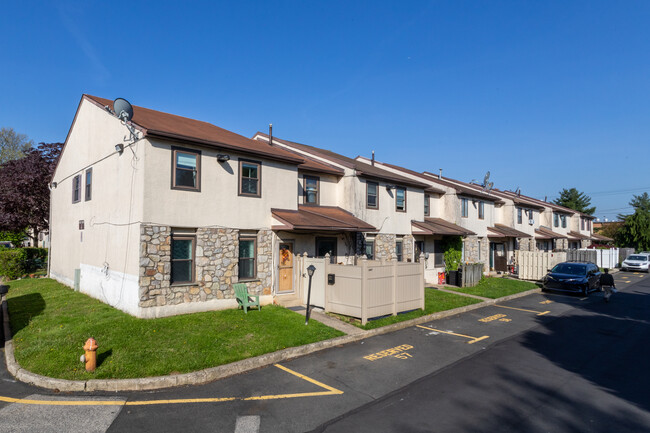 Crofton Place Condos in Philadelphia, PA - Foto de edificio - Building Photo