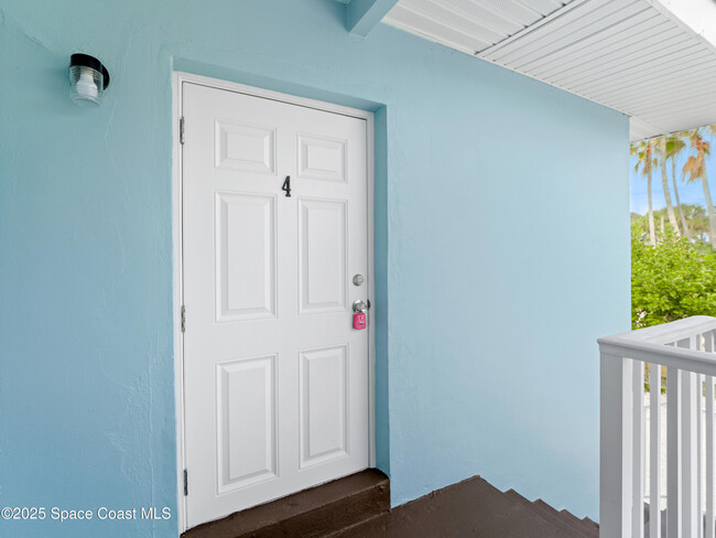 101 Deland Ave in Indialantic, FL - Foto de edificio - Building Photo