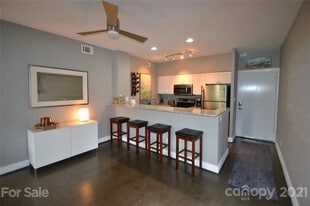 Room in Apartment on N Poplar St in Charlotte, NC - Building Photo