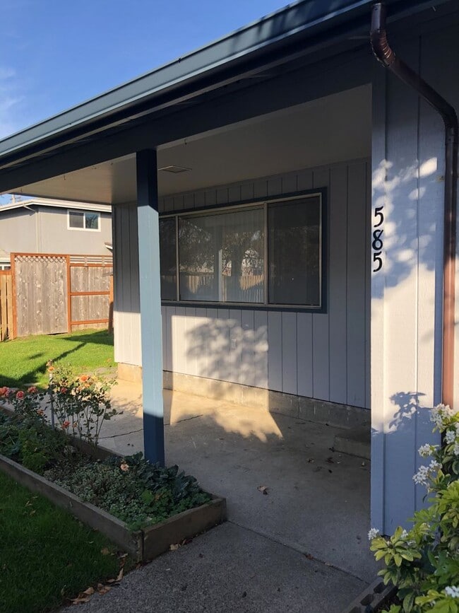 585 NW Oak Ave