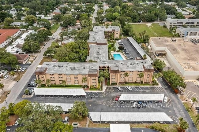 2525 W Bay Dr in Belleair Bluffs, FL - Foto de edificio - Building Photo