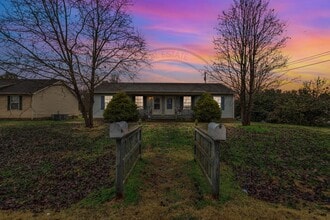 100 Cloverdale Dr in Columbia, TN - Building Photo - Building Photo