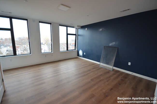 105 Brighton Ave, Unit 8 in Boston, MA - Building Photo - Building Photo