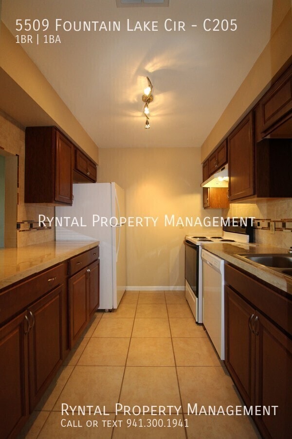 5509 Fountain Lake Cir in Bradenton, FL - Building Photo - Building Photo