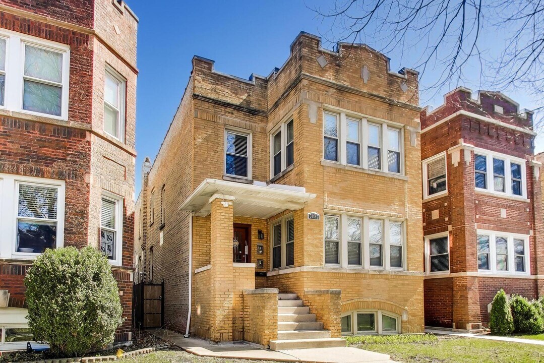 3837 N Sawyer Ave in Chicago, IL - Building Photo