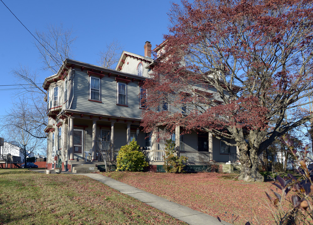 389 Laurel Hill Ave in Cranston, RI - Foto de edificio