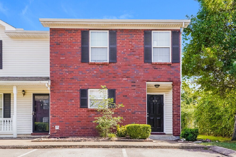 975 Evie Ann Ln in La Vergne, TN - Building Photo