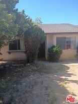 12525 Kiowa Rd in Apple Valley, CA - Building Photo
